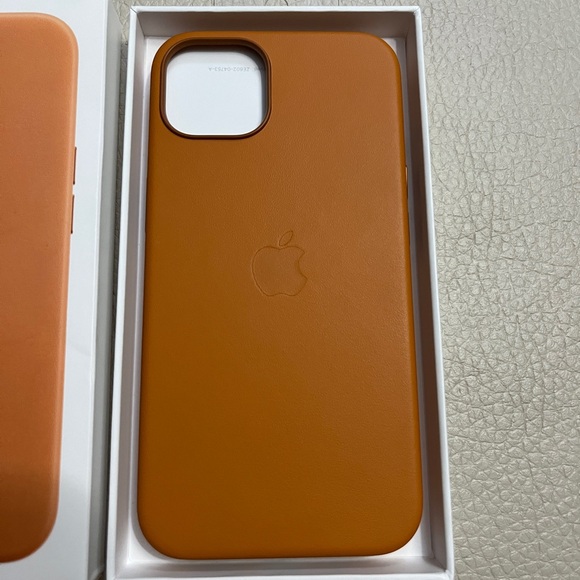 NWB - Apple iPhone 13 Leather Case with MagSafe - Picture 4 of 6